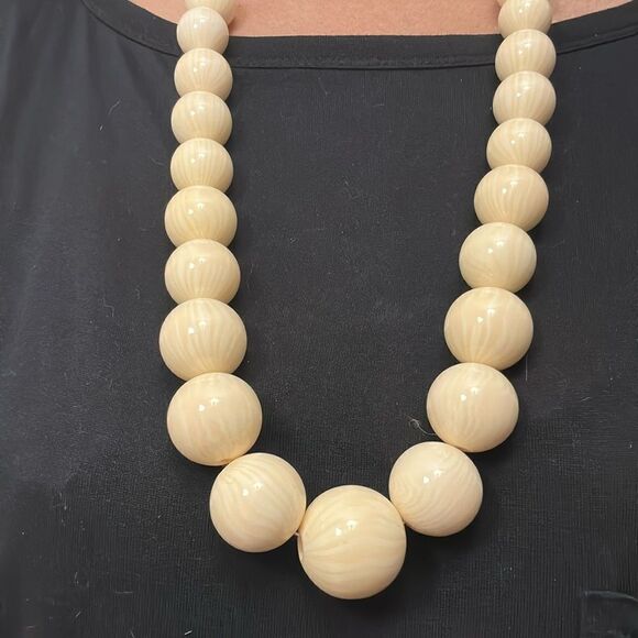 MARION GODART White Lucite Graduated Beads Screw Clasp Choker Necklace FRENCH - Picture 2 of 5